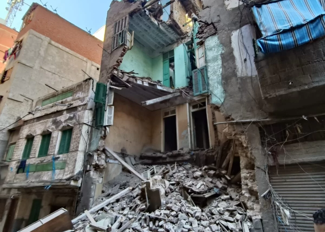 لدرء الخطر عن المواطنين.. حي غرب بالإسكندرية يزيل واجهة آيلة للسقوط بعقار حارة أبو الفضل 17 - جريدة المساء