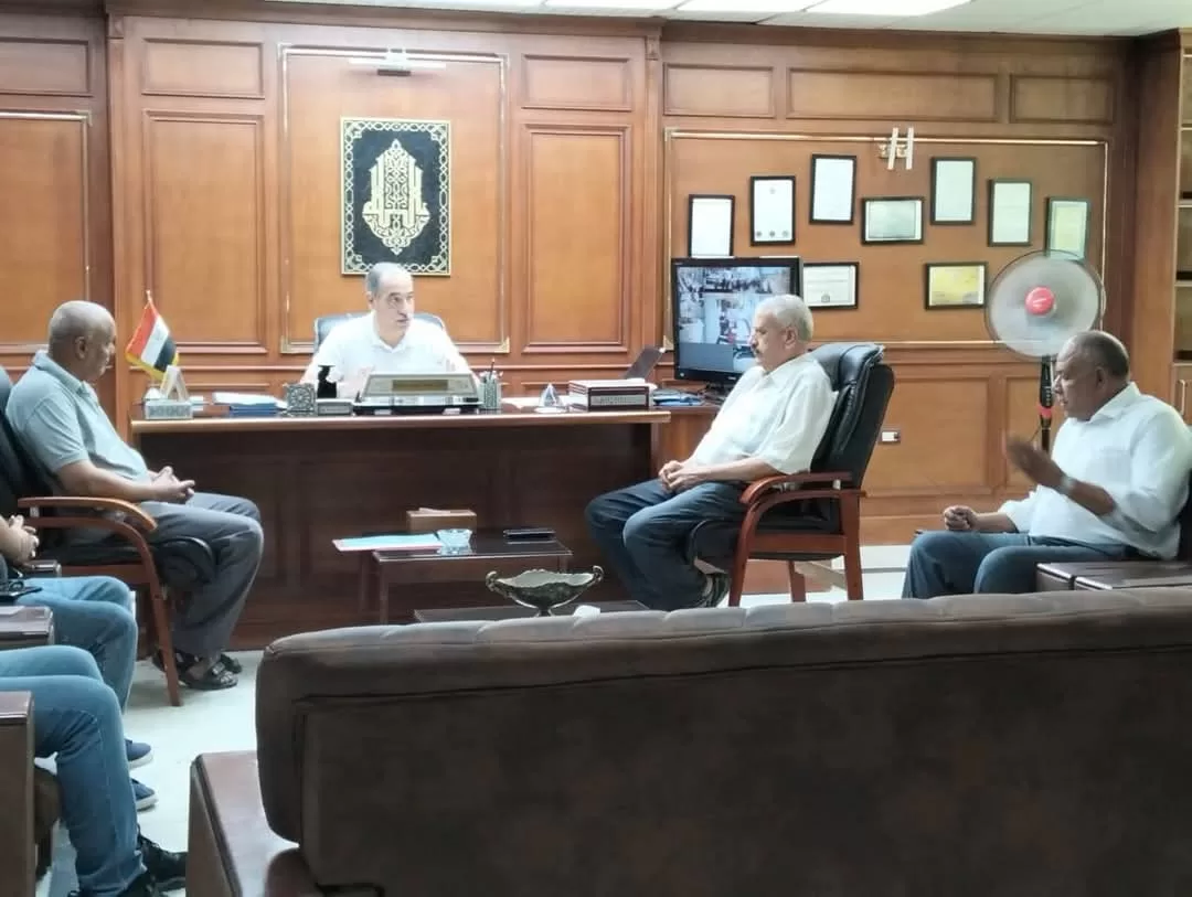 رئيس مدينة الغردقة يعقد اجتماعًا موسعًا مع مدير المواقف ونقيب السائقين استعدادًا لعيد الأضحى المبارك 21 - جريدة المساء