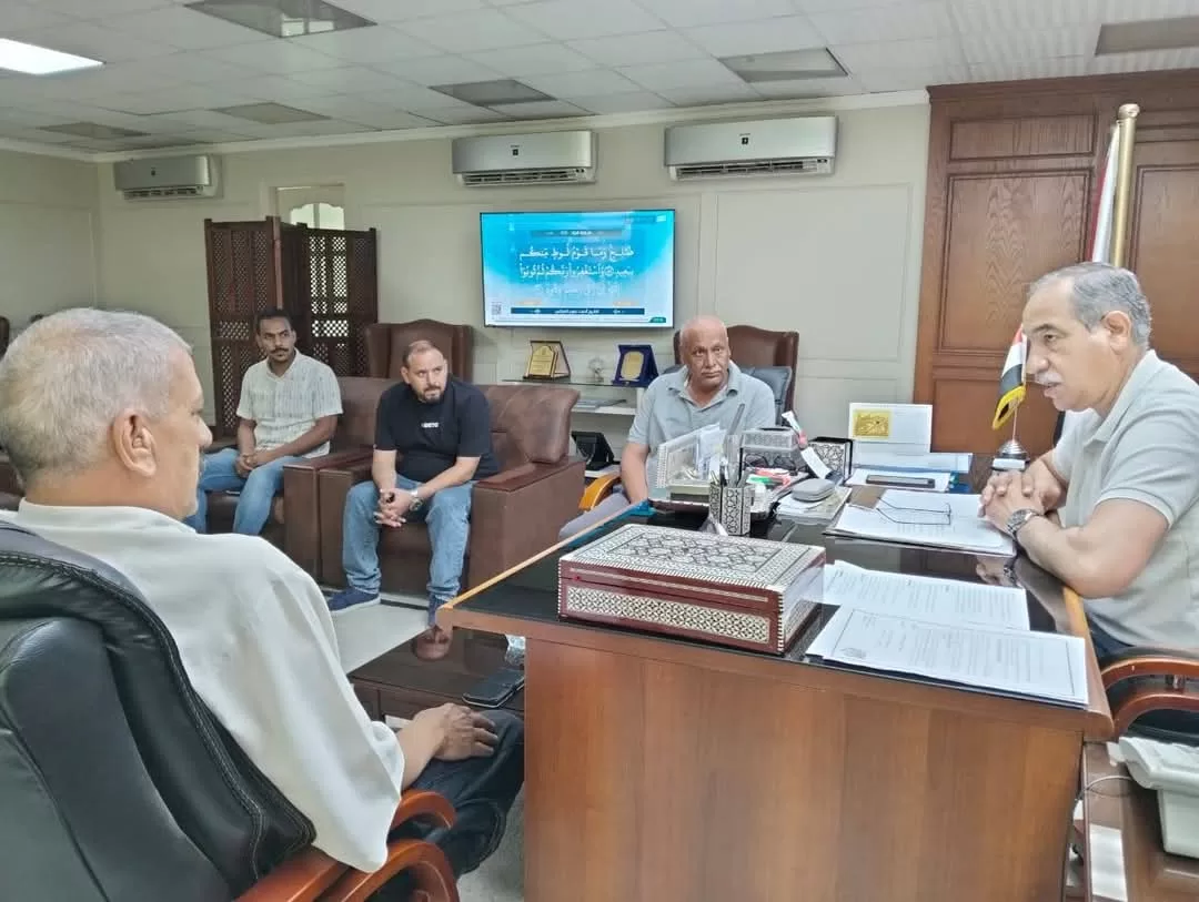 رئيس مدينة الغردقة يعقد اجتماعًا موسعًا مع مدير المواقف ونقيب السائقين استعدادًا لعيد الأضحى المبارك 23 - جريدة المساء