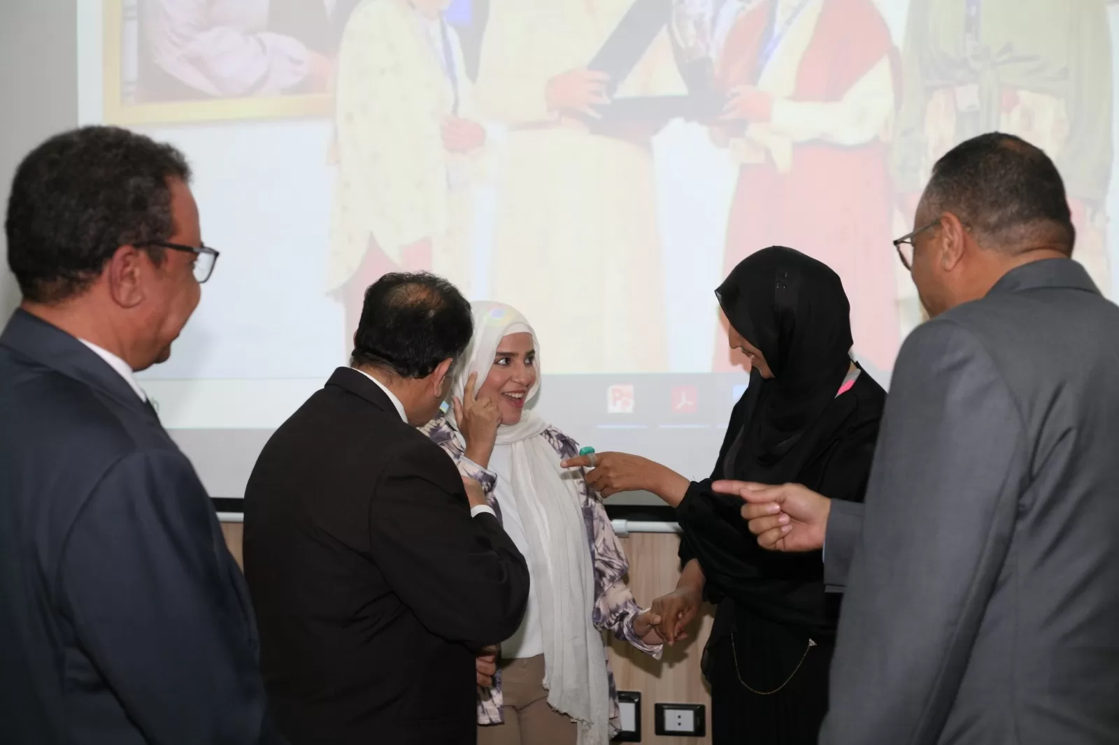 رئيس جامعة جنوب الوادي يكرم طالبتين من ذوي الهمم بكلية التربية النوعية 25 - جريدة المساء