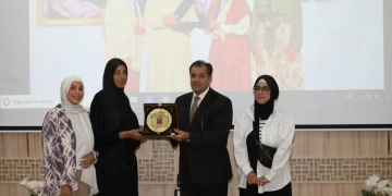 رئيس جامعة جنوب الوادي يكرم طالبتين من ذوي الهمم بكلية التربية النوعية 1 - جريدة المساء