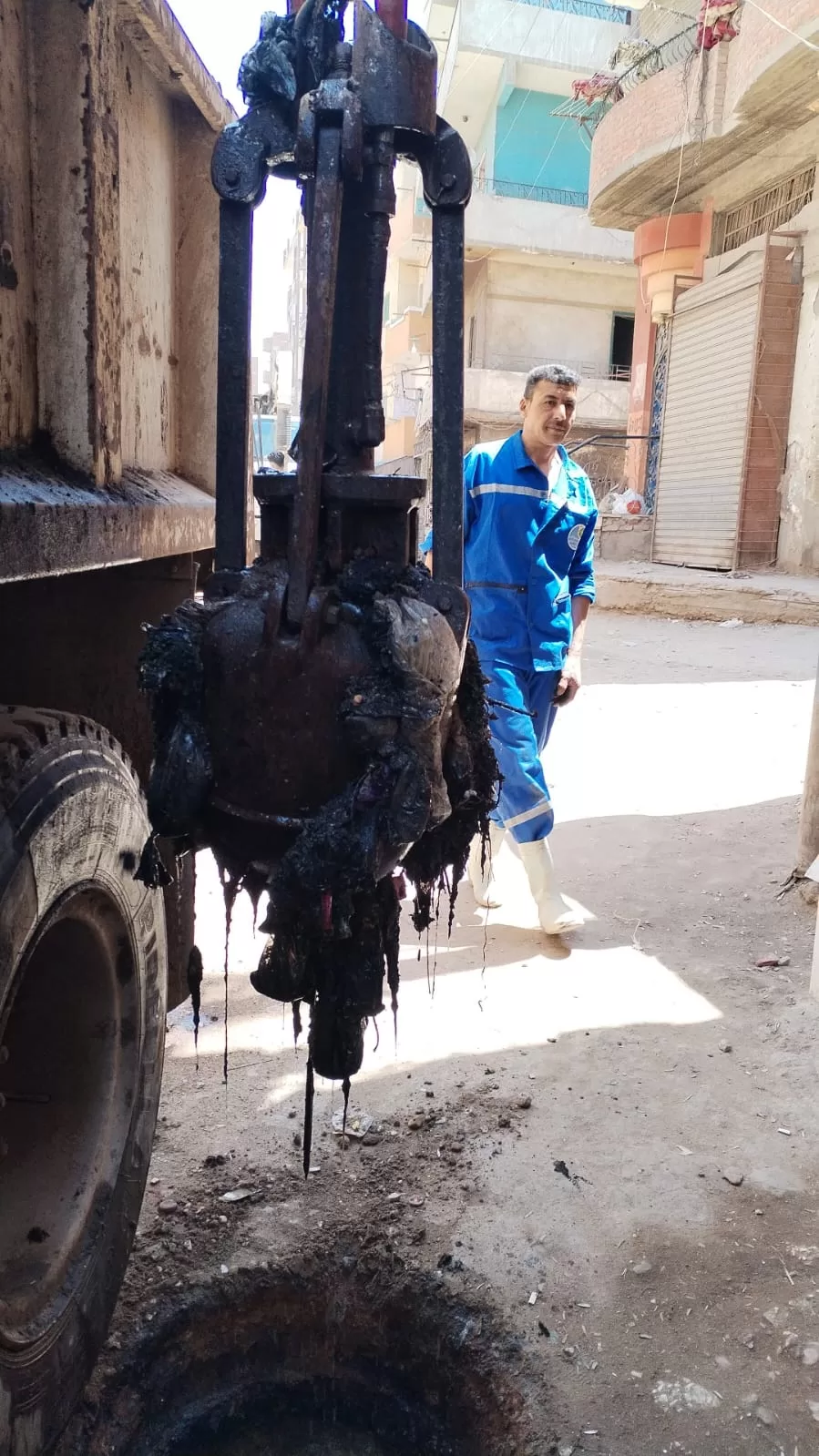 "مياه الفيوم" تطلق حملة موسعة لتطهير شبكات الصرف الصحي بجميع مدن ومراكز المحافظة 27 - جريدة المساء