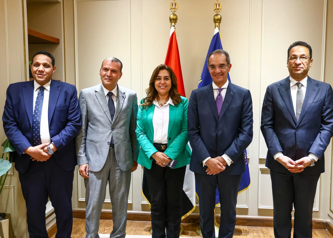 توقيع اتفاق لشراء اجهزة تكنولوجية لتشغيل مجمعات الخدمات الحكومية بقرى " حياة كريمة " 17 - جريدة المساء