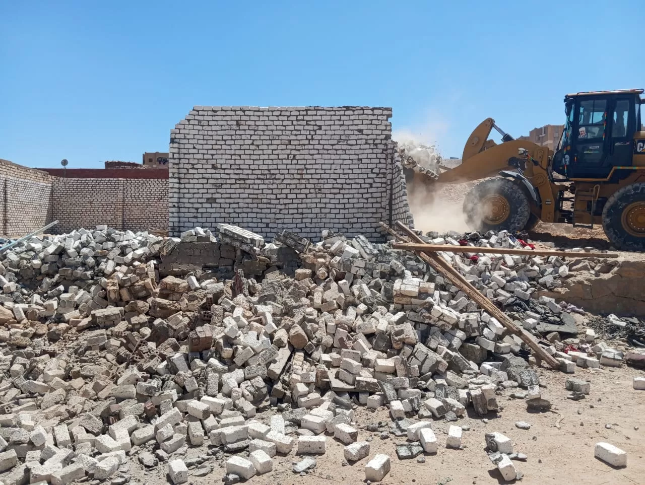 محافظ أسوان يتابع جهود إزالة التعديات ضمن المرحلة الأولى بالموجو الـ 26  27 - جريدة المساء