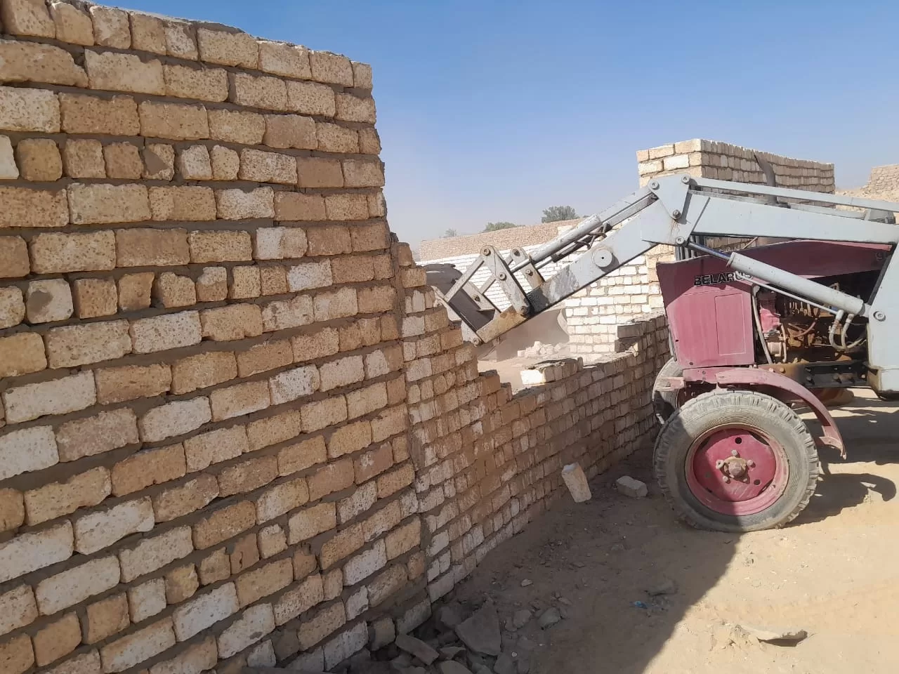 محافظ أسوان يتابع جهود إزالة التعديات ضمن المرحلة الأولى بالموجو الـ 26  23 - جريدة المساء