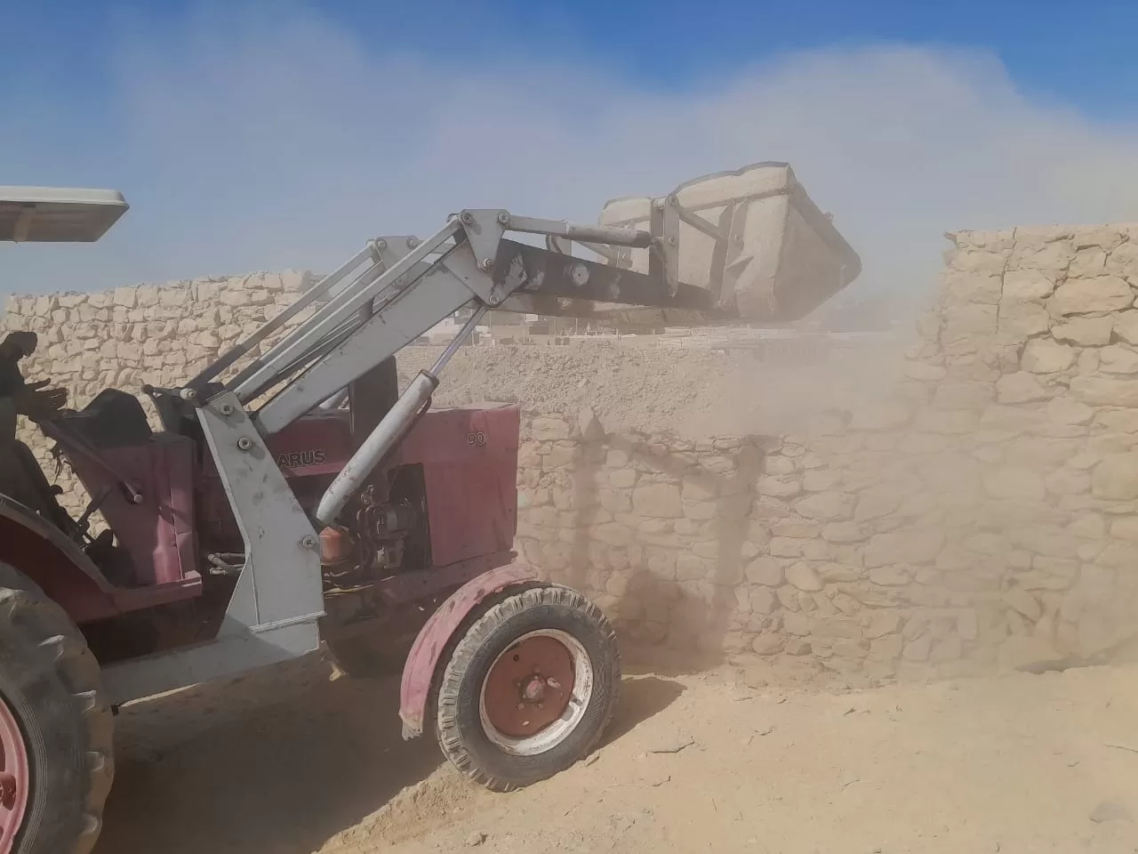 محافظ أسوان يتابع جهود إزالة التعديات ضمن المرحلة الأولى بالموجو الـ 26  21 - جريدة المساء