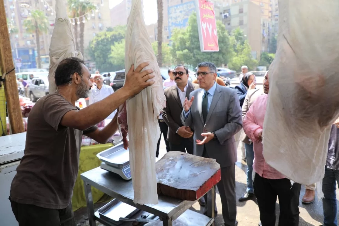 محافظ الجيزة يزور أسواق اليوم الواحد بالطالبية وبولاق