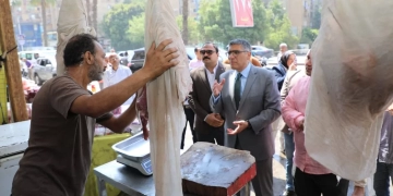 محافظ الجيزة يزور أسواق اليوم الواحد بالطالبية وبولاق
