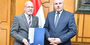 د.مندور يهنئ د.الضبع بصدور القرار الجمهوري لتعيينه عميدا لآداب القناة 1 - جريدة المساء