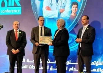 د.أحمد السبكي يكرم د.غادة متولي مدير مركز طب أسرة أبوخليفة 26 - جريدة المساء