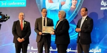د.أحمد السبكي يكرم د.غادة متولي مدير مركز طب أسرة أبوخليفة 1 - جريدة المساء