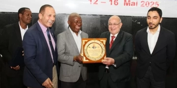 رئيس اتحاد الدراجات يكرم رموز اللعبة على هامش البطولة الأفريقية للمضمار 1 - جريدة المساء