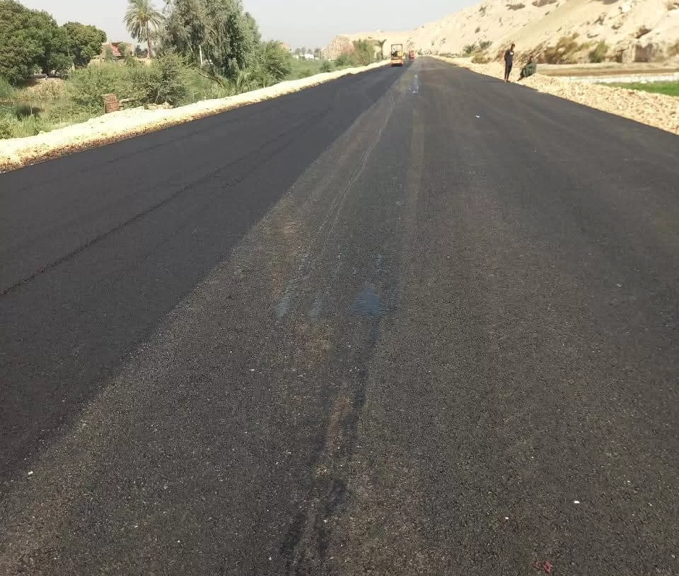 استكمال أعمال رصف الطريق الشرقى الموازي للطريق السريع بدار السلام لتحسين الحركة المرورية وتعزيز التنمية بسوهاج 17 - جريدة المساء