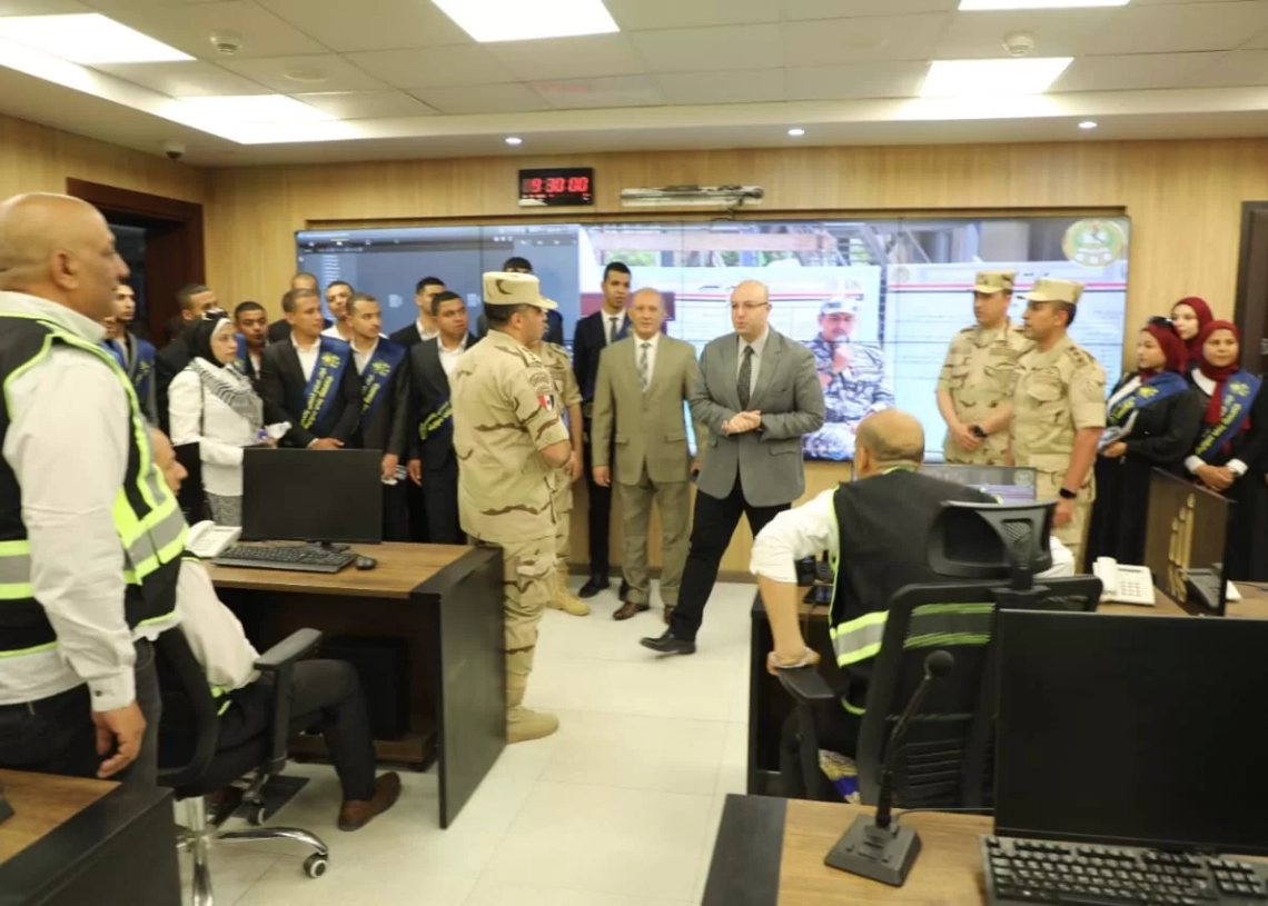 محافظ بني سويف "خلال استقباله لعدد من طلاب الجامعة بمركز السيطرة بديوان عام المحافظة" يؤكد الشبكة الوطنية بوابة الدولة الذكية نحو المستقبل  19 - جريدة المساء