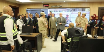 محافظ بني سويف "خلال استقباله لعدد من طلاب الجامعة بمركز السيطرة بديوان عام المحافظة" يؤكد الشبكة الوطنية بوابة الدولة الذكية نحو المستقبل  1 - جريدة المساء