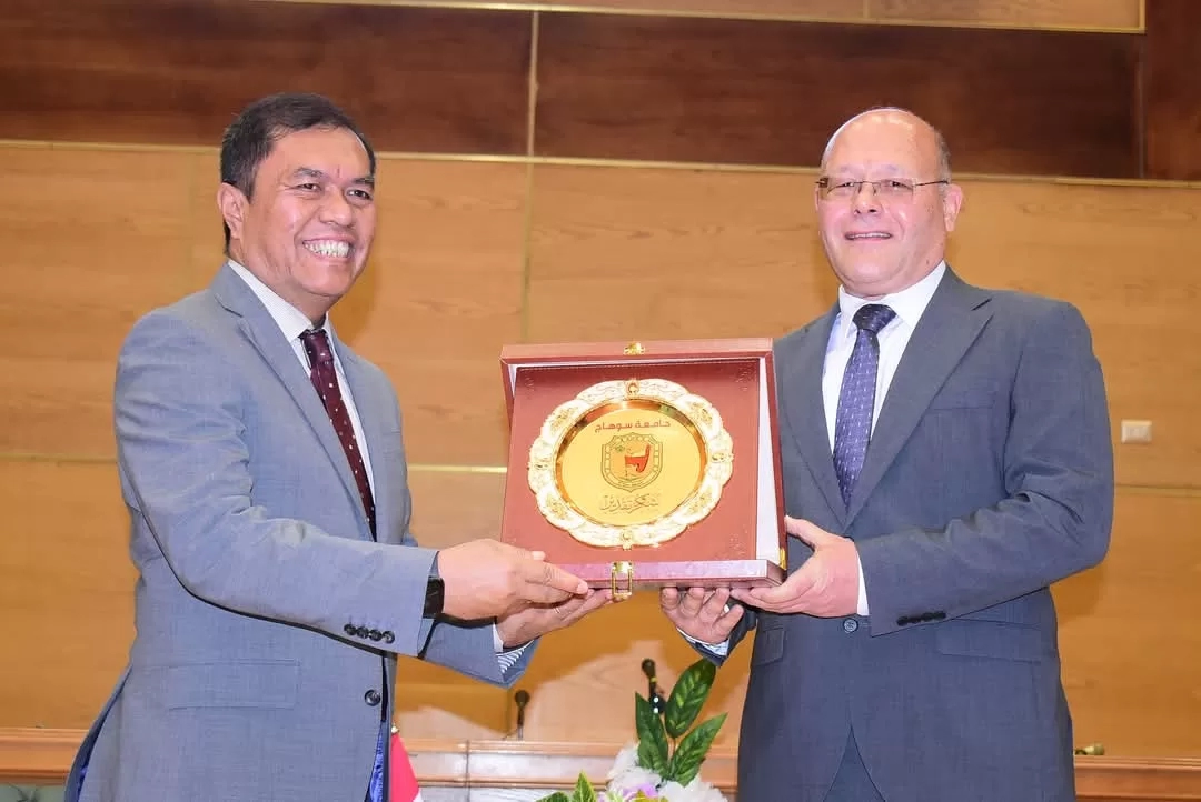 تعاون أكاديمي وبحثي و عروض فنيه تراثيه ..خلال فعاليات اليوم الثقافي المصري الإندونيسي والذي تنظمه جامعة سوهاج لاول مرة 19 - جريدة المساء