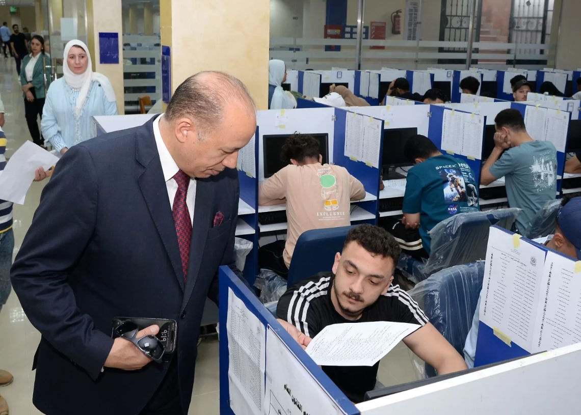 رئيس جامعة المنصورة يتفقد لجان الامتحانات بكليات الحقوق وطب الأسنان والهندسة والطب البيطري 19 - جريدة المساء