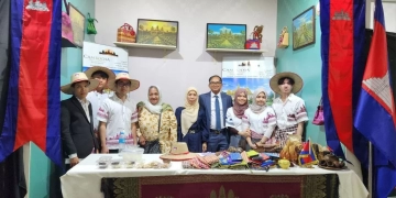 سفير كمبوديا يتفقد ديارنا