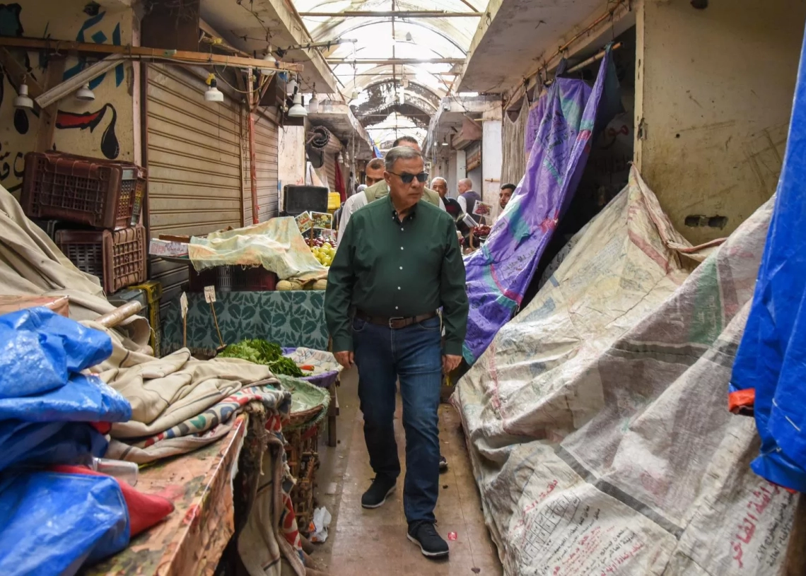 محافظ الإسكندرية يتفقد سوق المعهد الديني وشارع القاهرة وسوق ٣٠.. ويوجه رؤساء الأحياء بوضع حلول جذرية للقضاء على الاشغالات وتوفير بدائل للأسواق العشوائية. 19 - جريدة المساء