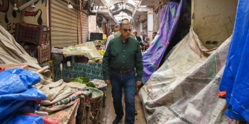 محافظ الإسكندرية يتفقد سوق المعهد الديني وشارع القاهرة وسوق ٣٠.. ويوجه رؤساء الأحياء بوضع حلول جذرية للقضاء على الاشغالات وتوفير بدائل للأسواق العشوائية. 1 - جريدة المساء