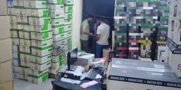 تحرير  محاضر والتحفظ على مواد غذائية ومياه غازية منتهية الصلاحية داخل أحد المخازن في حملة لمراقبة الأغذية ببني سويف.  1 - جريدة المساء