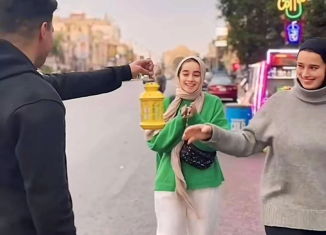 كيرلس عشم الله ... ينشر البهجة في رمضان بفوانيس ووجبات إفطار 17 - جريدة المساء كيرلس عشم الله "مالك عشم" الملقب بـ مالك السعادة