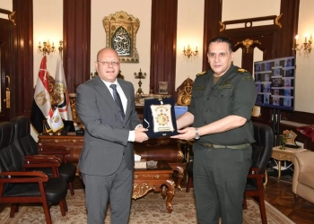 رئيس جامعة سوهاج و مدير إدارة الشئون المعنوية يناقشان تنفيذ برنامج توعوى متكامل لتعزيز الوعي الوطنى لدي الطلاب 23 - جريدة المساء