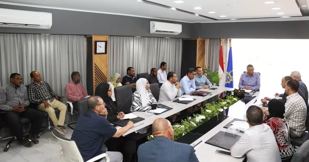 أثناء ترأسه لإجتماع مجلس إدارة المنطقة الصناعية بالعلاقى .. محافظ أسوان : تقديم الدعم لإنجاح منظومة العمل بالمنطقة لتحويلها لمنطقة نموذجية متكاملة الخدمات والمرافق 19 - جريدة المساء