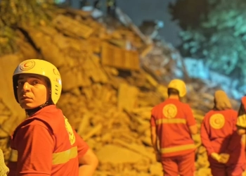 فرق الهلال الأحمر فى موقع انهيار العقار