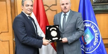جامعة قناة السويس تُكرم نقيب الإعلاميين لأبحاثه في العلوم البينية بين الاقتصاد والإعلام 1 - جريدة المساء