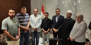 ساويرس والسعيد كامل يمنحان ابن الشهيد خالد عبد العال مليون جنيه: "إحنا تحت أمرك.. ووالدك بطل أنقذ مدينة 1 - جريدة المساء