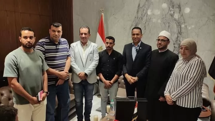 ساويرس والسعيد كامل يمنحان ابن الشهيد خالد عبد العال مليون جنيه: "إحنا تحت أمرك.. ووالدك بطل أنقذ مدينة 19 - جريدة المساء