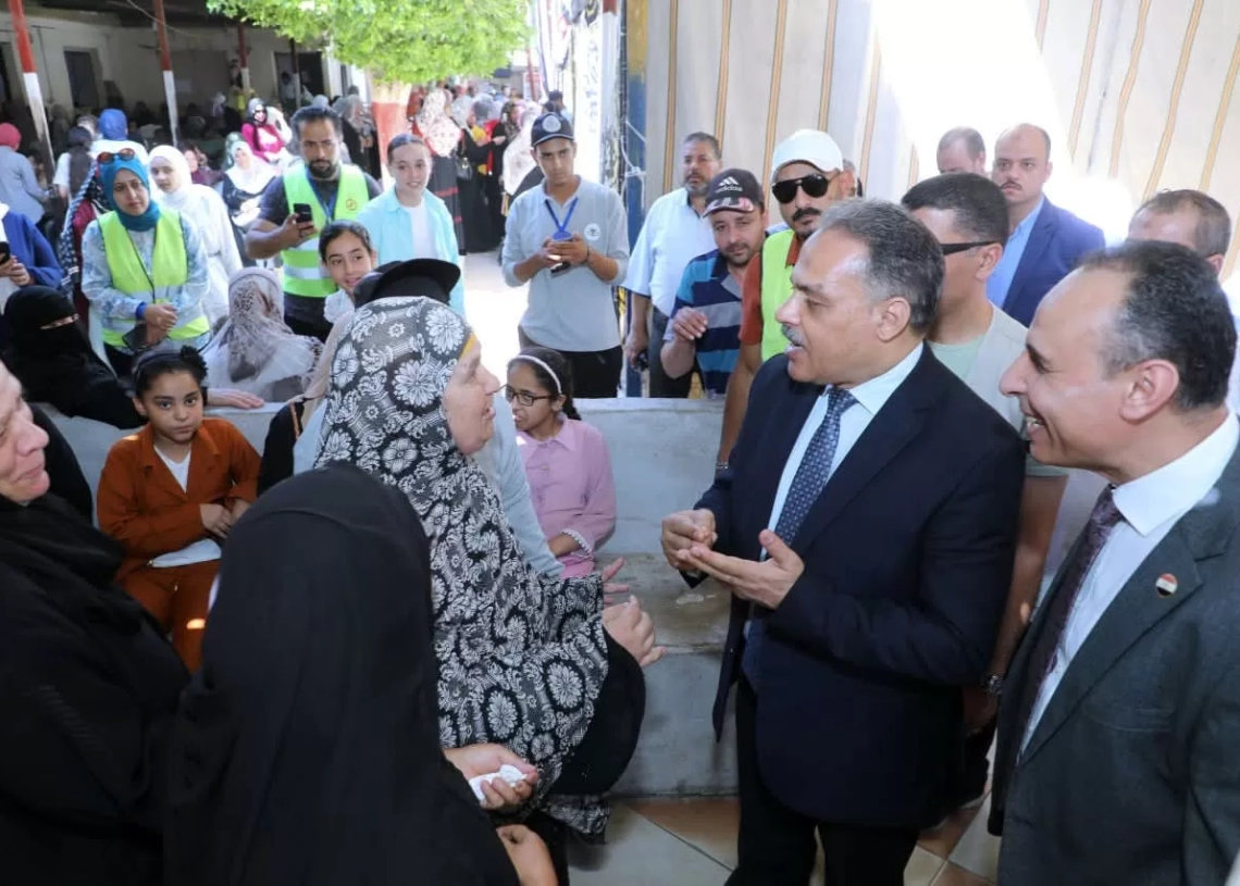 محافظ الشرقية يتابع "من بدري أمان" بمستشفى الزقازيق ويستجيب فورًا لاستغاثة سيدة بتحويلها للعلاج بمستشفى العيون 19 - جريدة المساء