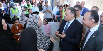 محافظ الشرقية يتابع "من بدري أمان" بمستشفى الزقازيق ويستجيب فورًا لاستغاثة سيدة بتحويلها للعلاج بمستشفى العيون 1 - جريدة المساء