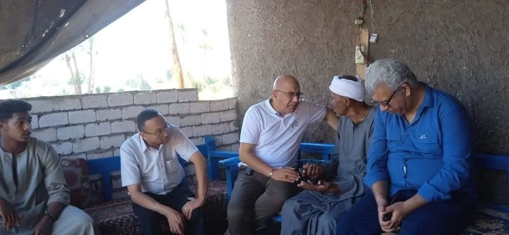 وكيل صحة قنا يزور مريضًا في منزله ويعتذر له رسميًا: لا تهاون مع من يسيء للمريض وكرامته 18 - جريدة المساء