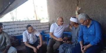 وكيل صحة قنا يزور مريضًا في منزله ويعتذر له رسميًا: لا تهاون مع من يسيء للمريض وكرامته 1 - جريدة المساء