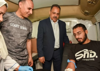 تحت شعار " تبرعك بالدم حياة"محافظ الشرقية يشهد إنطلاق فعاليات حملة التبرع بالدم أمام الديوان العام ويدعو المواطنين للمشاركة لإنقاذ حياة المرضى ومصابي الحوادث 33 - جريدة المساء