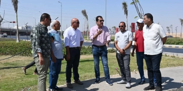 رئيس جهاز العاشر من رمضان يجري جولة ميدانية موسعة بعدد من الأحياء لمتابعة أعمال الزراعة والنظافة وتنسيق الموقع 1 - جريدة المساء