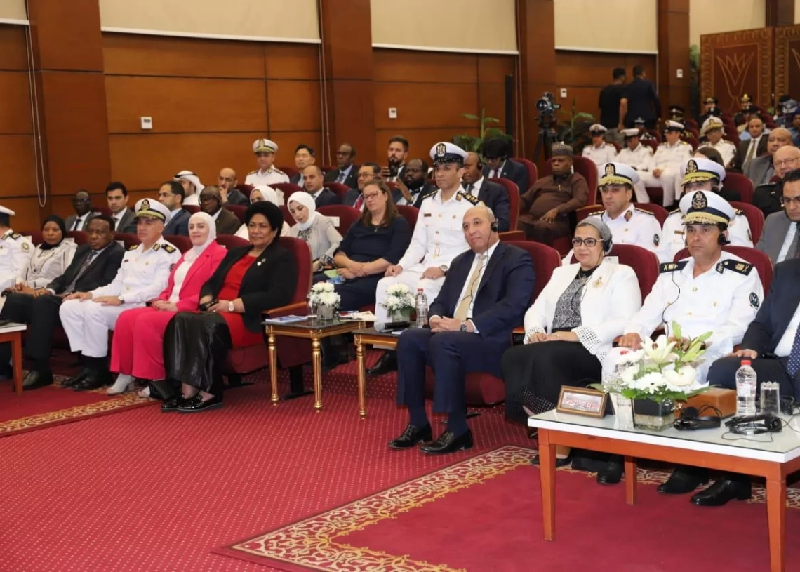 درع أكاديمية الشرطة للمستشارة أمل عمار خلال مشاركتها - فى ختام الدورة التدريبية لتأهيل الكوادر الشرطية النسائية في مهام حفظ السلام 19 - جريدة المساء
