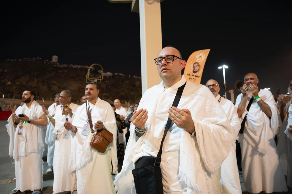 في مخيمات حجاج الجمعيات الأهلية: لا صوت يعلو فوق صوت التلبية والدعاء 21 - جريدة المساء حج الجمعيات الأهلية