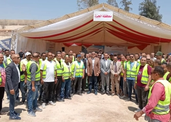 محافظ الجيزة يشهد توزيع ٩ أطنان من لحوم الأضاحي على ٥٢٦٨ أسرة من العاملين بهيئة النظافة والفئات الأولى بالرعاية 16 - جريدة المساء