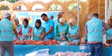 "صناع الخير" تواصل ذبح الأضاحي وتوزيع اللحوم على 250 ألف أسرة في ثاني أيام العيد 1 - جريدة المساء