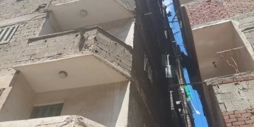 ميل مفاجئ لعقار مخالف وسط الإسكندرية.. إخلاء السكان وبدء الهدم الفوري 1 - جريدة المساء