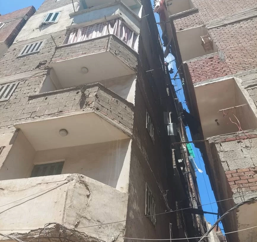 ميل مفاجئ لعقار مخالف وسط الإسكندرية.. إخلاء السكان وبدء الهدم الفوري 17 - جريدة المساء