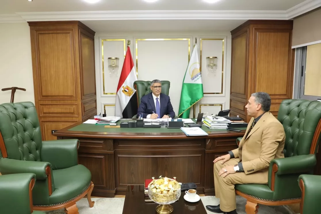 محافظ الجيزة يجتمع بمدير مديرية التعليم بالمحافظة لبحث استعدادات الامتحانات