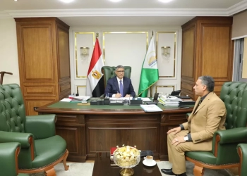 محافظ الجيزة يجتمع بمدير مديرية التعليم بالمحافظة لبحث استعدادات الامتحانات