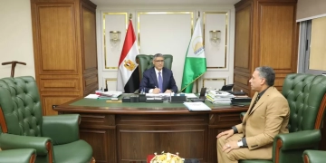 محافظ الجيزة يجتمع بمدير مديرية التعليم بالمحافظة لبحث استعدادات الامتحانات