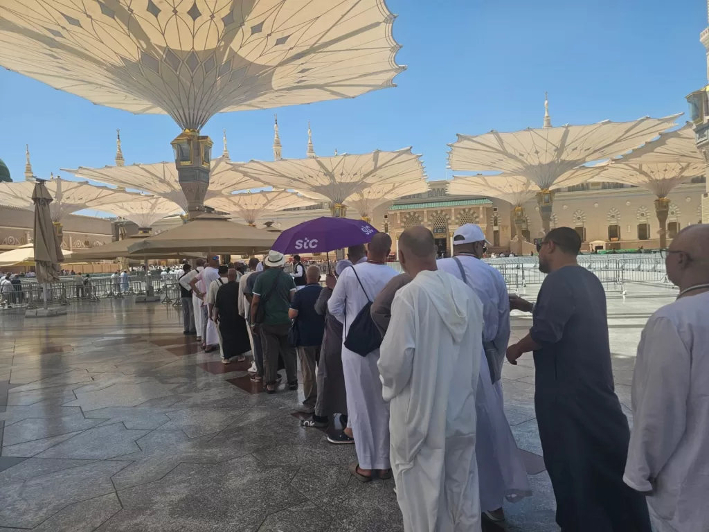 في روضة من رياض الجنة.. دعاء وسجود وامتنان من الحجاج في حضرة النبي ﷺ 22 - جريدة المساء