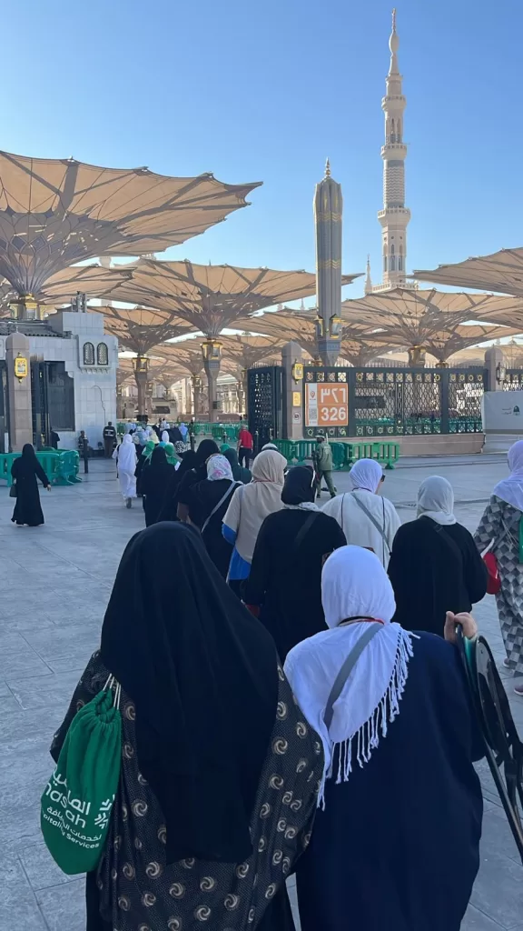 في روضة من رياض الجنة.. دعاء وسجود وامتنان من الحجاج في حضرة النبي ﷺ 20 - جريدة المساء