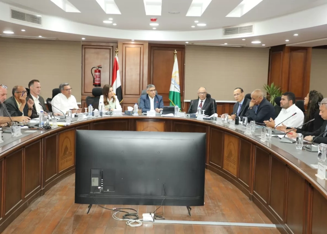 محافظ الجيزة يلتقي المواطنين